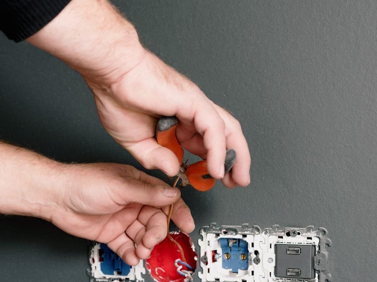 Raccordement des mécanismes de prises et de commandes d'un logement en cours d'installation