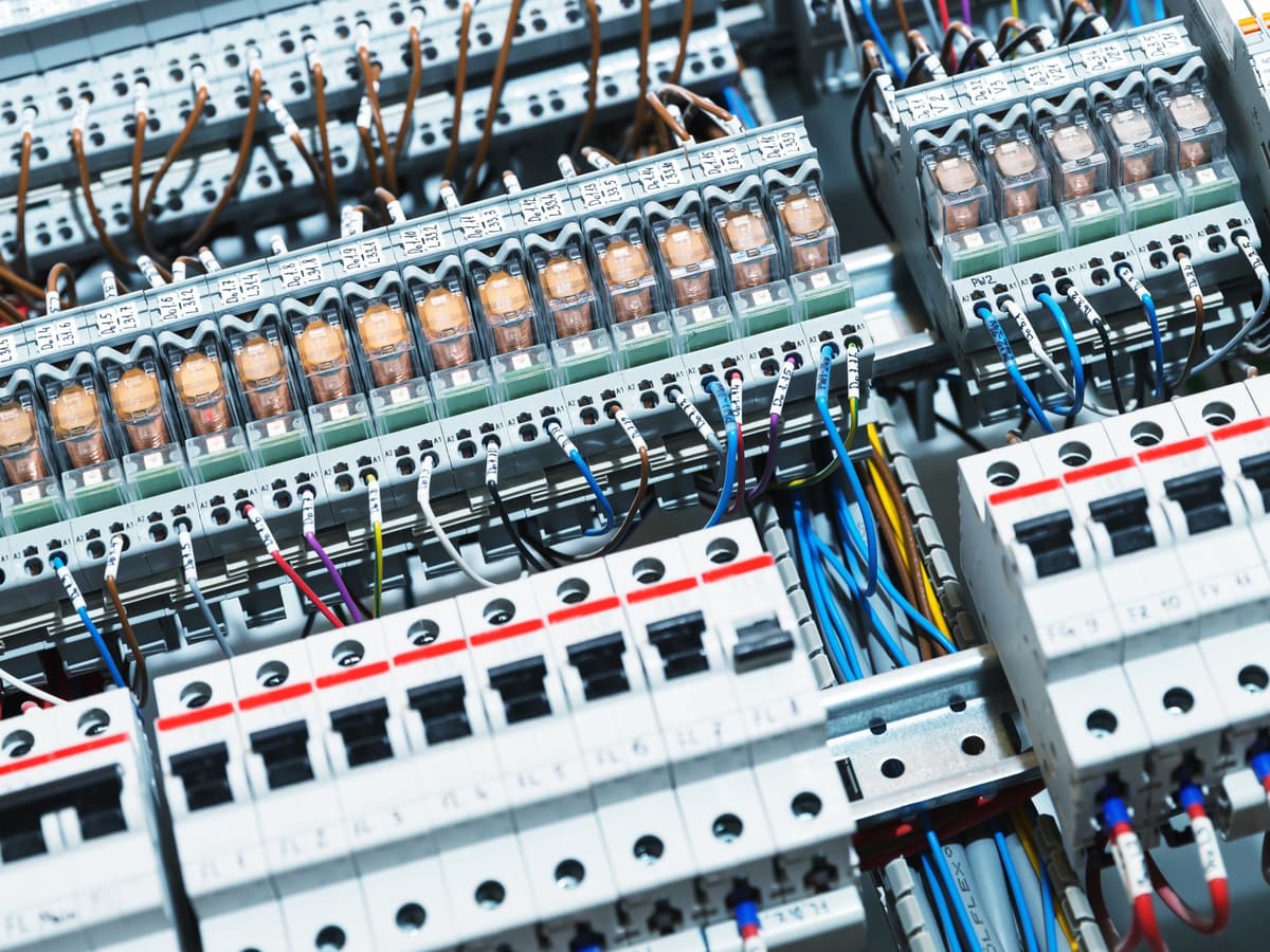 Armoire électrique ouverte, disjoncteurs modulaires et circuits repérés un par un